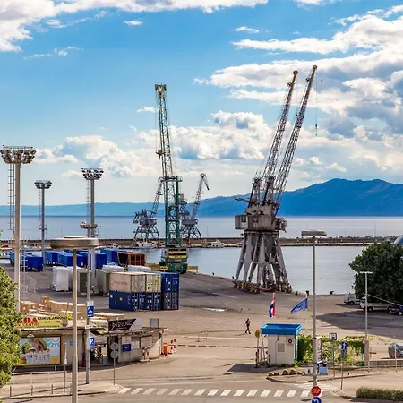 Luxury Number 1 Apartment *